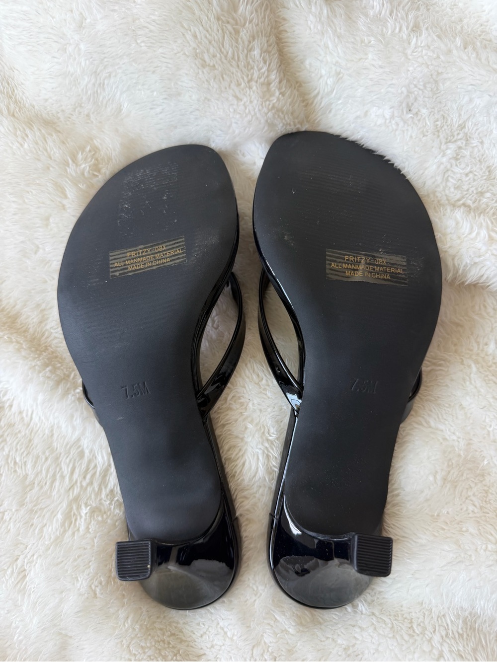 Glossy Black Patent Thong Sandals for Women - Picture 4 of 7